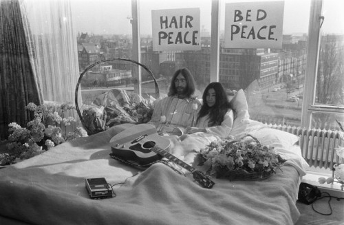 Bed-In_for_Peace,_Amsterdam_1969_John_Lennon_&_Yoko_Ono Bed-In for Peace, Amsterdam 1969 John Lennon and Yoko Ono